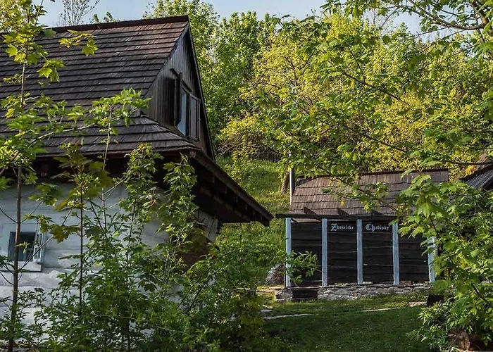 Zbojnicke Chalupky シャレー Čavoj